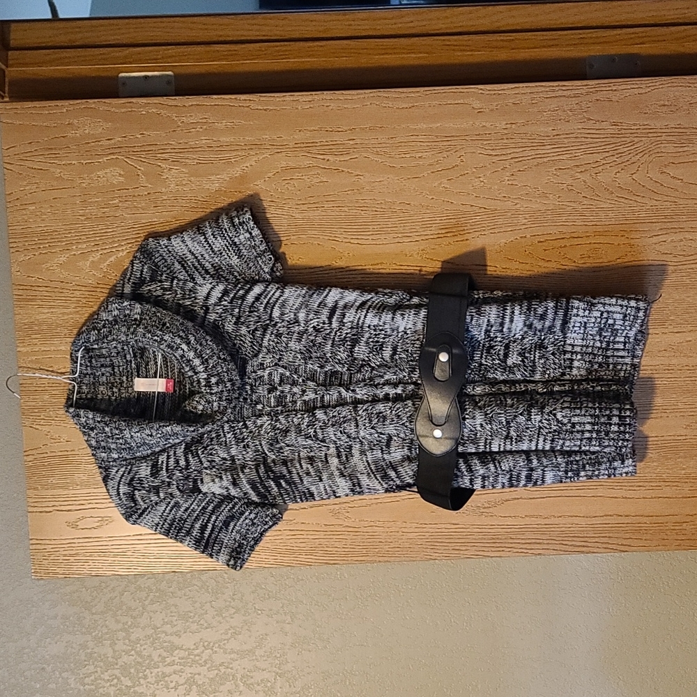 No Boundaries, short sleeved sweater dress. With original belt. Size L